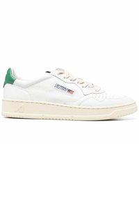 Sneaker in pelle bianca con accento verde sul tallone, punta testurizzata, dettagli perforati, chiusura con lacci e suola spessa color crema con logo.