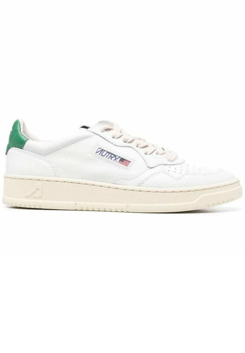 Sneaker in pelle bianca con accento verde sul tallone, punta testurizzata, dettagli perforati, chiusura con lacci e suola spessa color crema con logo.