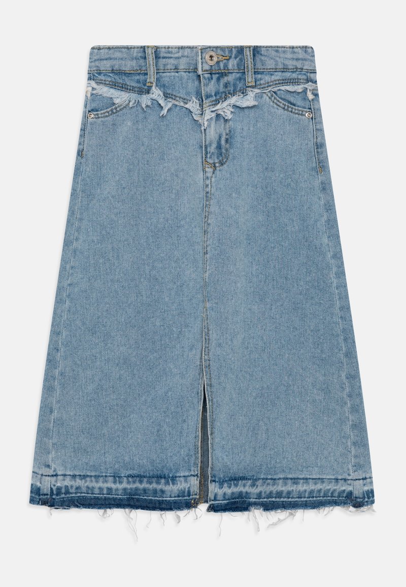 Jupe en denim bleu clair avec une fente frontale, un ourlet effiloché et des bords bruts. Dispose d'une fermeture à bouton et de deux poches avant.