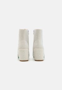 Blue by Betsey Johnson Klasiski puszābaki - offwhite