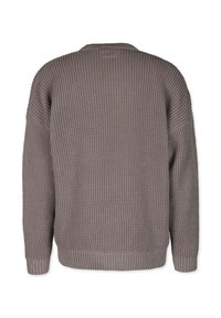 Grå tekstureret strikket sweater med en løs pasform, der har en rund halsudskæring og ribbede manchetter og kant. Stoffet virker blødt og hyggeligt.