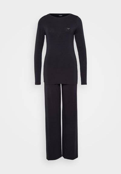 Top nero a maniche lunghe con scollatura rotonda e pantaloni ampi coordinati. Entrambi realizzati in tessuto morbido, con un piccolo logo sul davanti.