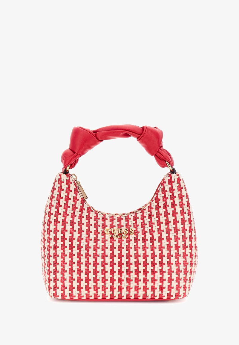 Sac à main tissé rouge et blanc avec une anse rouge nouée et un détail de logo doré. Texture douce, forme arrondie et couture d'accent.