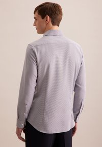 Herren Langarmshirt im hellblau-weißen Karomuster mit Button-Down-Kragen und geknöpften Manschetten. Baumwollstoff, taillierte Passform.