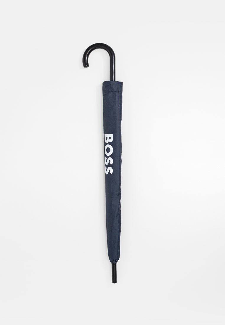 Granatowy parasol z wygiętym czarnym uchwytem, na trzonie z białym logo "BOSS", wykonany z trwałego materiału o gładkiej fakturze.