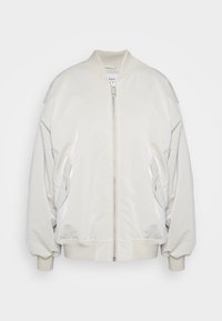 Bílá bomber bunda z hladké látky, s předním zipem, bočními kapsami v originálních tvarech a žebrovanými manžetami a lemem.