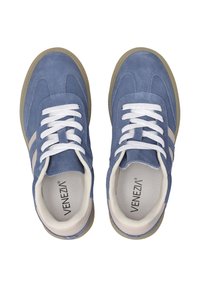Blaue Wildledersneaker mit weißen Schnürsenkeln und hellbeigen Akzenten. Abgerundete Zehenform und Gummisohle mit gepolstertem Innenleben.