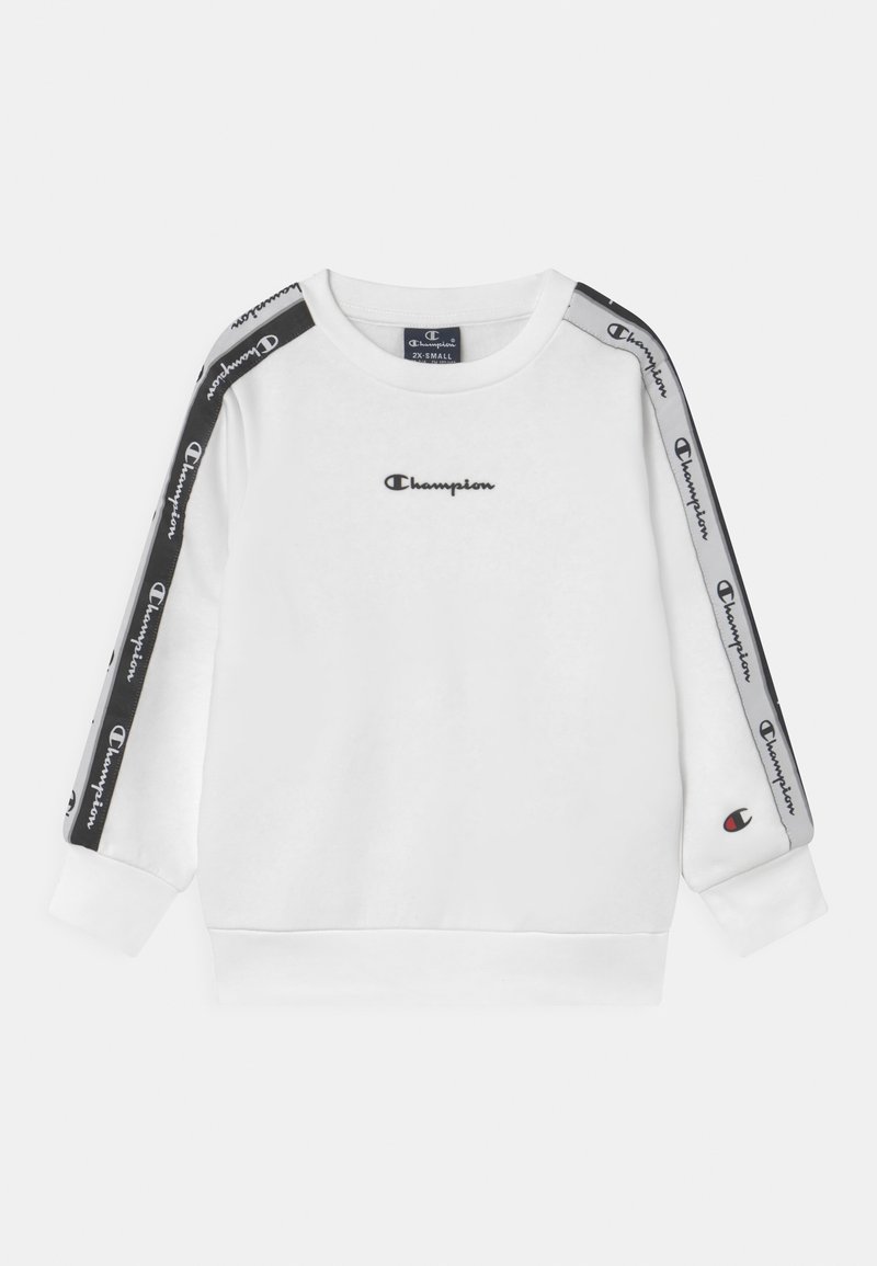 Sweat-shirt blanc à manches longues avec logos Champion noirs sur la poitrine et logos répétés sur des bandes noires et grises le long des manches.