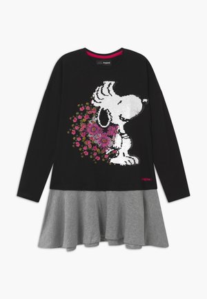 Robe noire à manches longues avec ourlet froncé gris, présentant un grand Snoopy avec un motif floral rose et violet sur le devant.