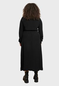 Live Unlimited London BUTTON THROUGH BELTED - Abito a camicia - black