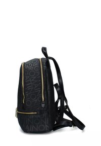 Kleine zwarte rugzak met een herhalend donker tekstpatroon, twee gouden ritsen aan de voorkant en verstelbare zwarte schouderbanden.