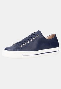 Zapatillas de piel azul marino con puntera redonda, suela de goma blanca y cierre de cordones. Presenta ojales plateados y una sutil banda de acento púrpura.