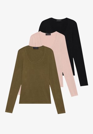 Trois t-shirts à manches longues : vert olive, rose clair et noir. Chacun présente un décolleté en scoop et un tissu doux et léger.