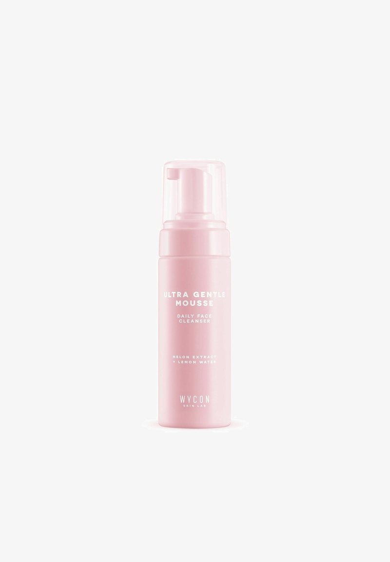 Detergente per il viso Ultra Gentle Mousse in una bottiglia di plastica rosa con un tappo a pompa trasparente. Il testo sulla bottiglia include i dettagli del prodotto.