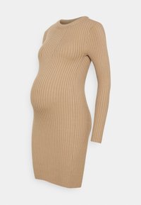 Abito da maternità in beige chiaro, texture a coste, maniche lunghe, scollatura rotonda, design aderente che mette in risalto la forma della gravidanza.
