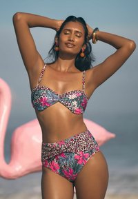 Bikiniji z visokim pasom v cvetličnem in leopardjem vzorcu, s tankimi naramnicami, zavitim sprednjim detajlom in živobarvnimi roza ter zelenimi odtenki.