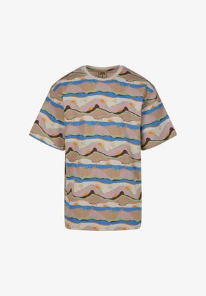 Kurzärmliges Baumwoll-T-Shirt mit einem Landschaftsmuster in Wellen von Braun, Blau und Pink, verziert mit Illustrationen von Sonne und Palmen.