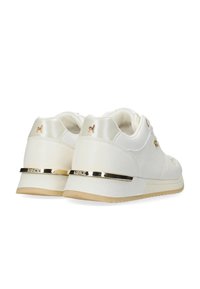 Białe trampki z górną częścią ze skóry licowej z teksturowanymi akcentami, satynowymi detalami i złotym ozdobnym elementem na pięcie. Gumowa podeszwa z bieżnikiem zapewniającym przyczepność.