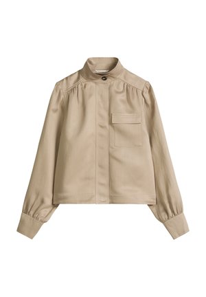 Veste longue beige à manches longues avec col montant, un bouton frontal unique, patte cachée, épaules froncées et une poche poitrine avec rabat.