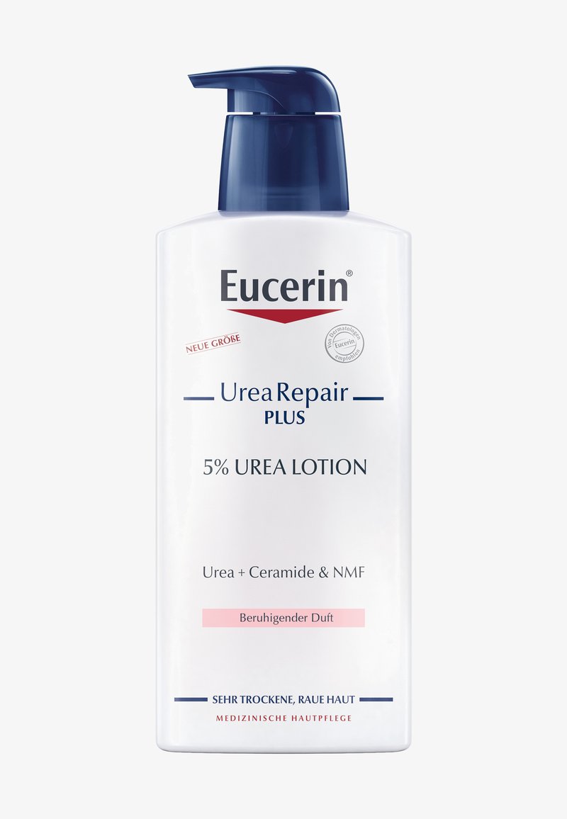 Weiße Kunststoffflasche mit blauer Pumpe, beschriftet mit "Eucerin UreaRepair Plus 5% Urea Lotion." Enthält Urea, Ceramid und NMF. Texturierte Oberfläche, minimale Akzente.