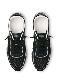 Schwarze Sportschuhe mit einem Obermaterial aus Mesh, weißen Akzenten, runder Zehenpartie und kontrastierenden Schnürsenkeln. "Candice Cooper"-Logo auf der Zunge.