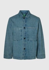 Spijkerjack in lichtblauw, met een kraag, knoopsluiting, twee voorkanten zakken en contrasterende stiksels op de borstzak.