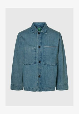 Chaqueta vaquera en azul claro, con cuello con solapa, cierre de botones, dos bolsillos delanteros y costuras contrastantes en el bolsillo del pecho.