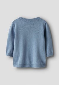 Vue arrière d'un pull en tricot bleu clair uni avec col, poignets et ourlet côtelés sur un fond gris clair.