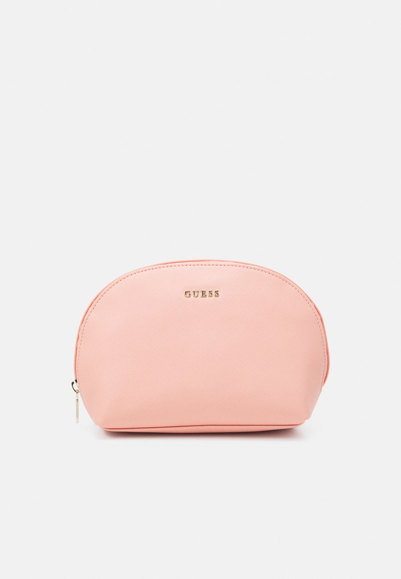 Beauty case color pesco con forma arrotondata, superficie texturizzata, dettagli in logo dorato e chiusura a zip. Design compatto e pratico.