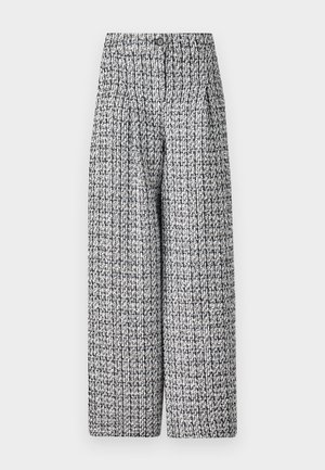 Tkané široké nohavice v čierno-bielom textúrovanom vzore, s vysokým pásom, zapínaním na gombík a prekladanými prednými detailmi.
