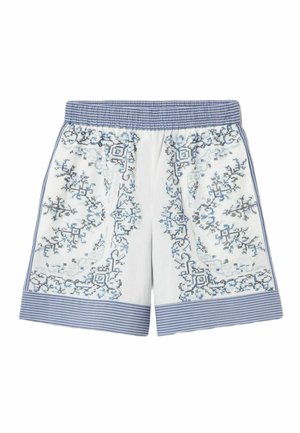 Pantalones cortos blancos con patrones intrincados en punto de cruz azul y negro, cintura elástica y ribete a rayas azules en la cintura y el dobladillo.