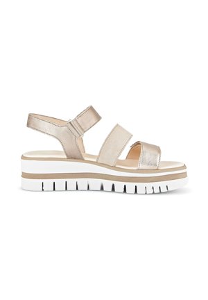 Beige metallic open-toe sleehak met drie verstelbare banden en een dikke witte en tan geribbelde zool.