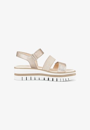 Beige metallic open-toe sleehak met drie verstelbare banden en een dikke witte en tan geribbelde zool.