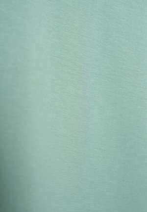 Jasnozielony materiał o gładkiej fakturze, z subtelnym połyskiem i równomiernym, spójnym wzorem tkania. Brak widocznych elementów metalowych lub ozdobnych.