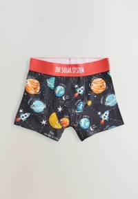 Schwarze Boxershorts mit einem lebendigen Druck des Sonnensystems, der Planeten und Raketen zeigt. Rotes Bündchen mit dem Text "DAS SONNENSYSTEM". Weicher Stoff.