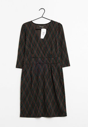 Omslagskjole med dyb V-udskæring, 3/4-ærmer og mønster af diamantformer i mørkegrønne, brune og røde nuancer.