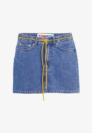 Lichte blauwe denimrok met een gele trekkoord tailleband, voorzien van twee voorzakken en een rechte snit.