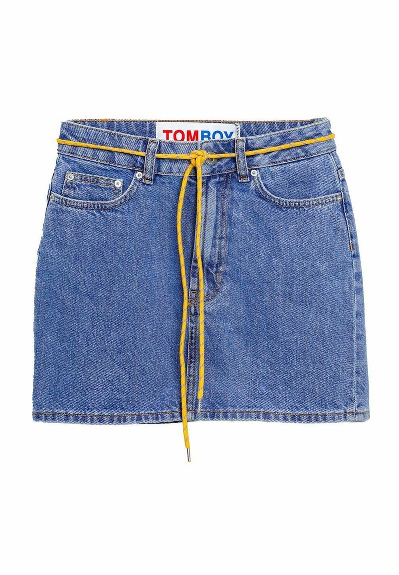 Lichte blauwe denimrok met een gele trekkoord tailleband, voorzien van twee voorzakken en een rechte snit.