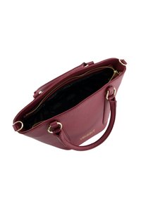 Sac à main en cuir bordeaux avec surface texturée, quincaillerie dorée et poche zippée intérieure. Dispose de poignées doubles et d'un logo sur le côté.