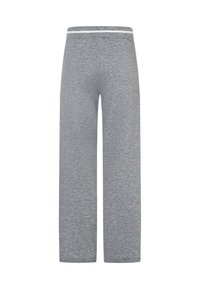 Graue, weiter geschnittene Jogginghose mit weicher Textur, ausgestattet mit einem weißen Bund und einem lässigen Design. Keine sichtbaren Taschen oder Verzierungen.