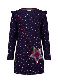 Marineblaues Langarmkleid mit pinken und silbernen Sternen, Rüschenschultern und einem roten, mit Pailletten besetzten, sternförmigen Umhänge-design.