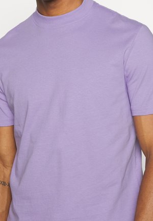 T-shirt z krótkim rękawem w jasnopurpurowym kolorze, wykonany z bawełny, o gładkiej fakturze i regularnym kroju. Brak widocznych wzorów lub akcentów.