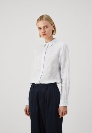 Helle blau-weiße gestreifte Button-Down-Bluse mit langen Ärmeln, Kragen und glatter Textur, kombiniert mit dunklen Marineblauen Hosen.