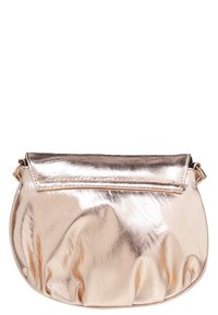 Borsa a tracolla in oro rosa metallizzato con una forma strutturata, texture liscia e patta pieghevole, caratterizzata da leggere pieghe lungo la parte inferiore.