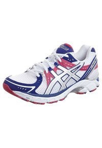 Zapatilla deportiva blanca con acentos azules y rojos, parte superior de malla, puntera reforzada, collar acolchado y suela con amortiguación para mayor soporte.