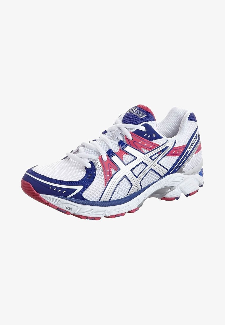 Zapatilla deportiva blanca con acentos azules y rojos, parte superior de malla, puntera reforzada, collar acolchado y suela con amortiguación para mayor soporte.