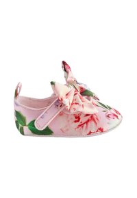 Zapato suave de estampado floral en tela rosa, con un gran lazo en la parte frontal y correa ajustable para un ajuste seguro. Diseño ligero con puntera redondeada.