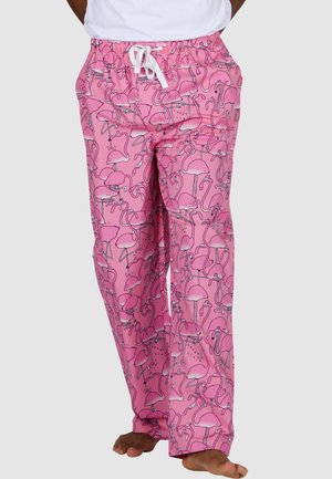 Person trägt lockere rosa Pyjamahosen mit durchgehendem Cartoon-Flamingo-Muster und weißem Kordelzug an der Taille.