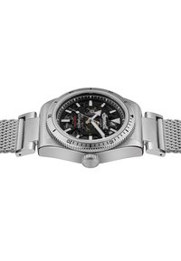 Automatische Uhr mit einem Gehäuse aus Edelstahl, schwarzem Zifferblatt mit Skelett-Design, silbernen Stundenmarkierungen und einem geflochtenen Mesh-Armband.