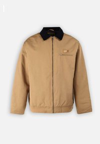 Chaqueta beige con cremallera y collar negro, bolsillo con cremallera en el pecho y pequeño parche marrón de la marca en el lado izquierdo del pecho.